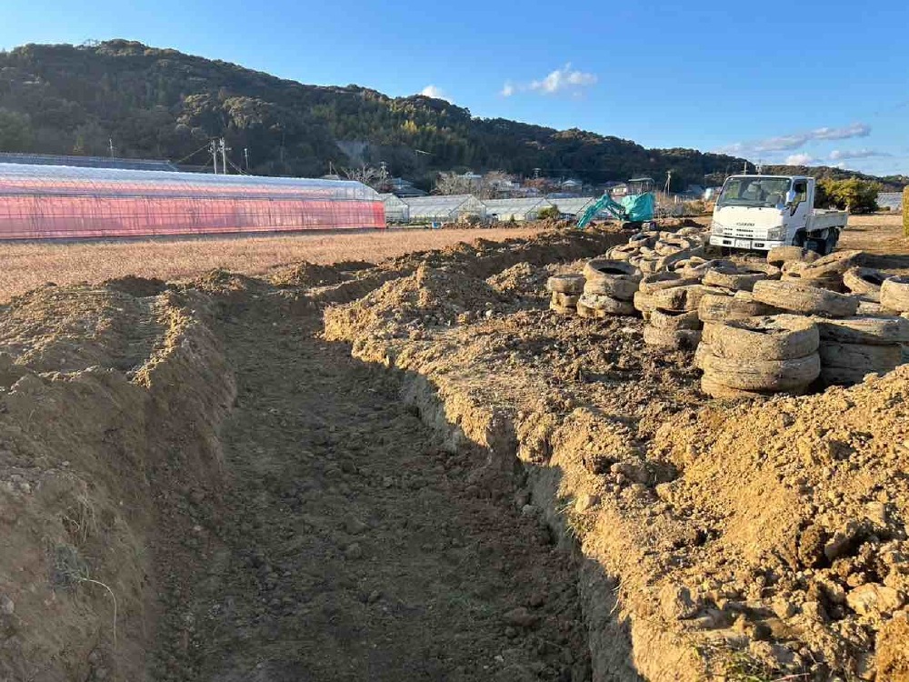 掘削、タイヤ撤去途中