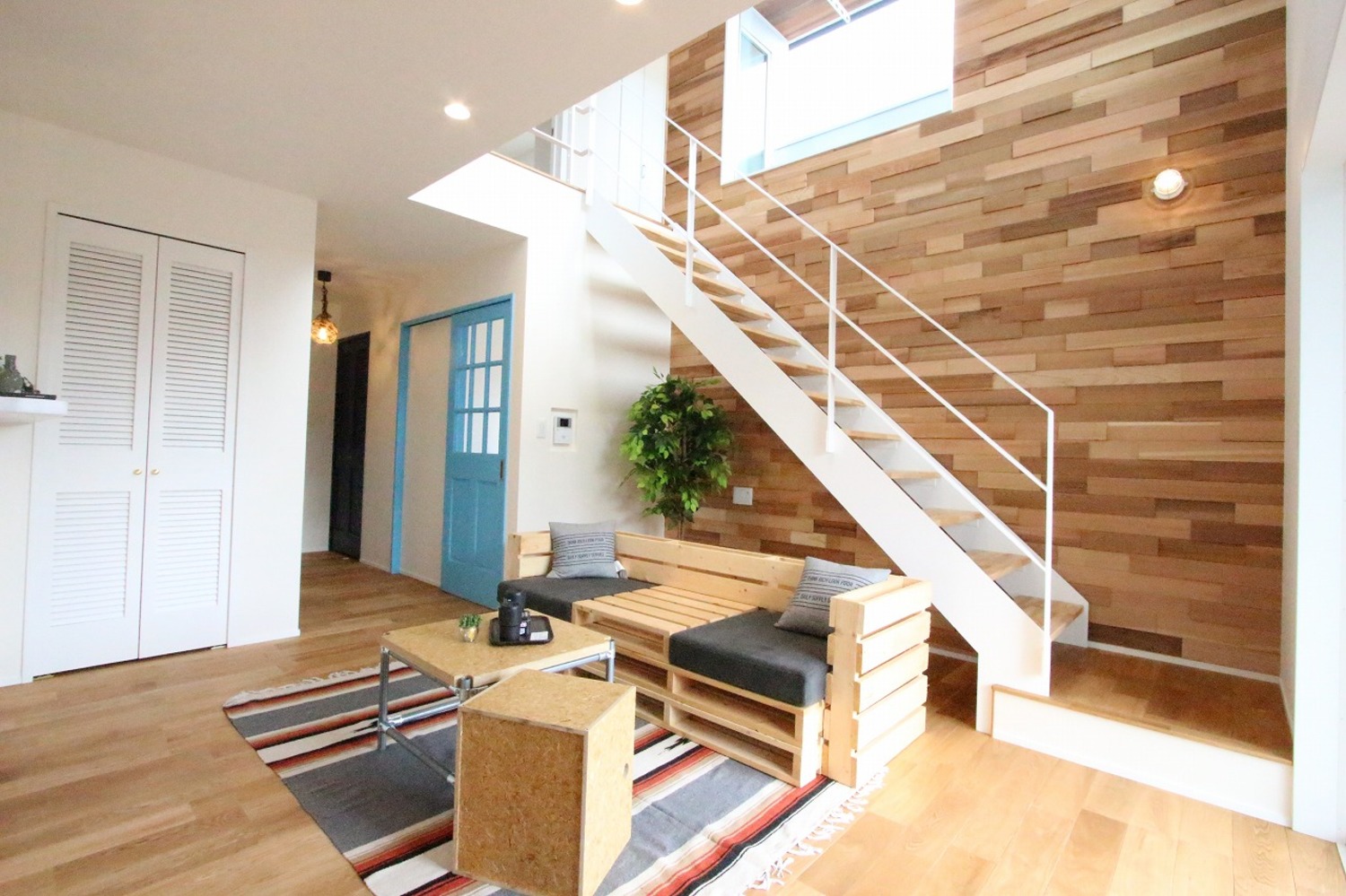 -ゆるっとオシャレな西海岸風のデザイン-
シースルー階段が家族を繋ぐハンモックの似合う家