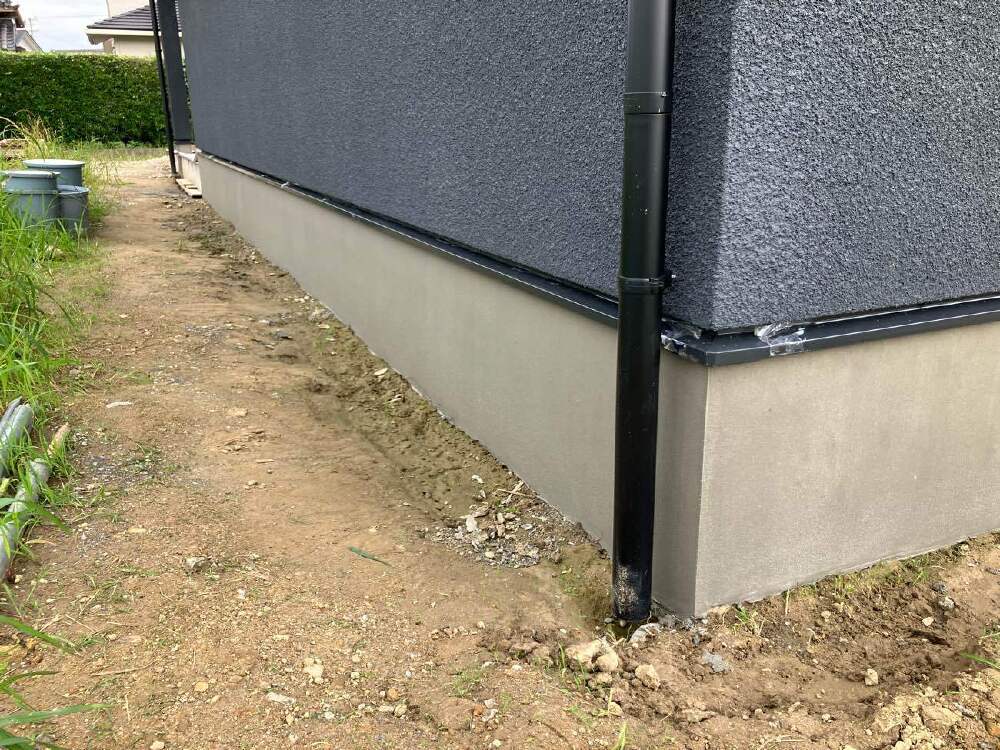 基礎巾木仕上げ中