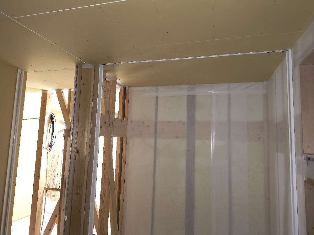 ハイドア枠施工中