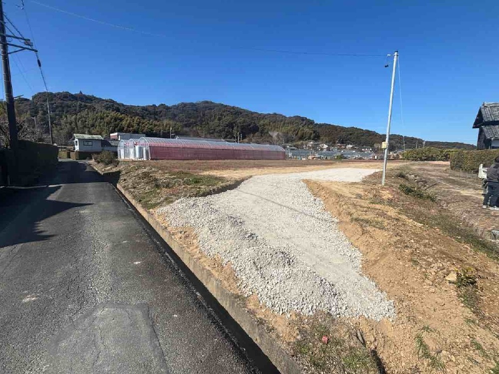 新入路駐車場部砕石しきならし