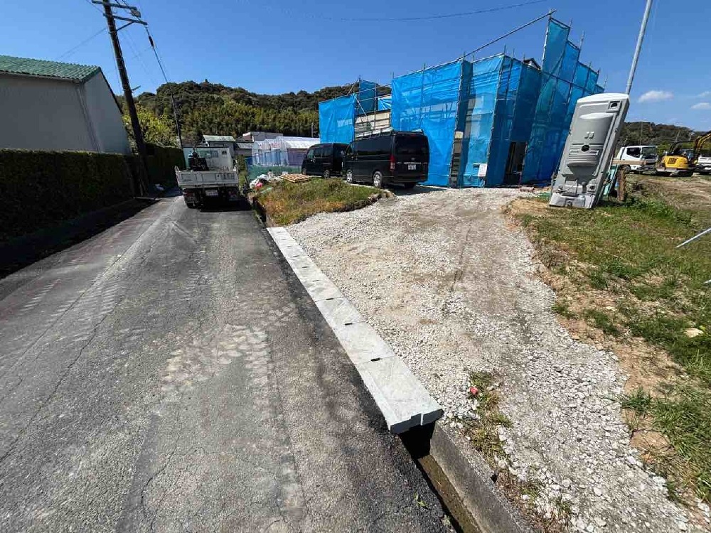 入り口スロープ砕石追加、転圧完了