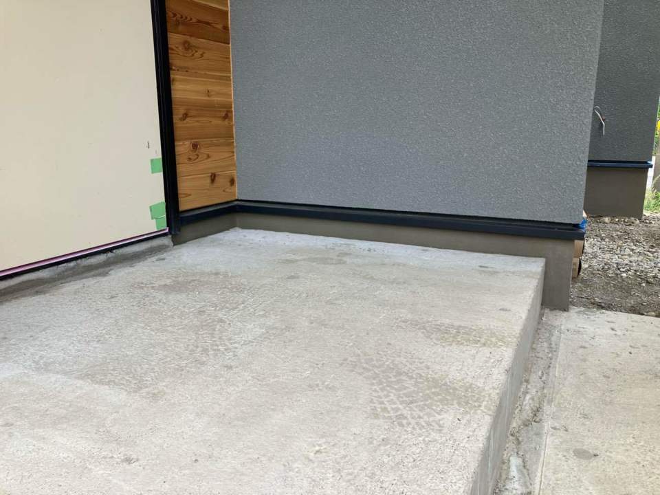 基礎巾木仕上げ完了