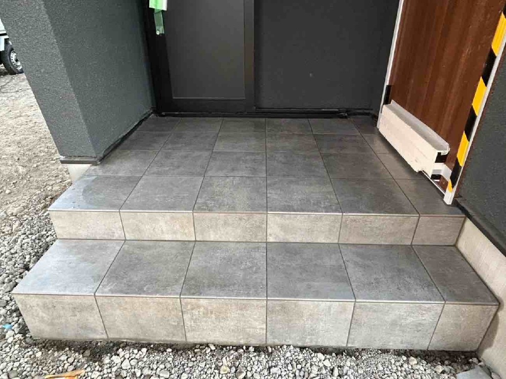 タイル工事完了（玄関）