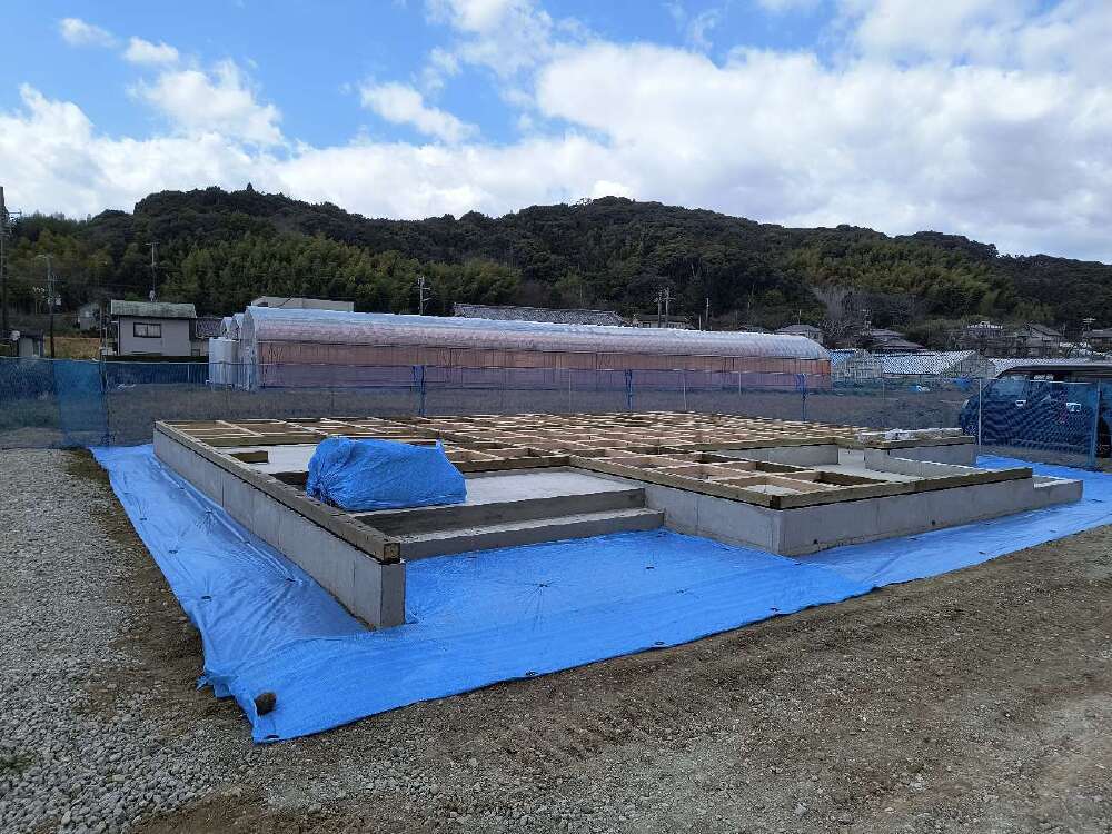 土台据付け完了、犬走りシート施工