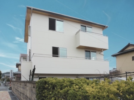 敷地を有効活用　三階建ての家