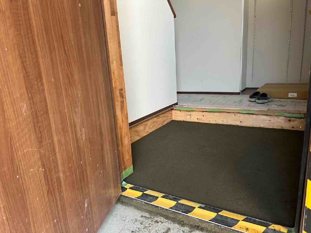 タイル下地、サッシモルタル埋め完了