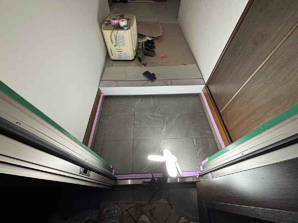 玄関タイル張り
