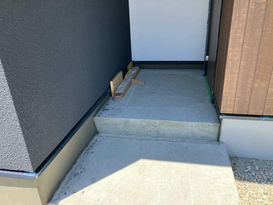 基礎巾木仕上げ完了