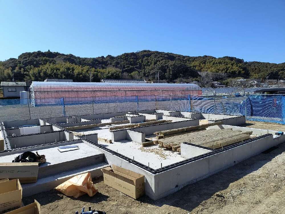 基礎パッキン設置、土台据付け、鋼製束取付け、大引水平確認中