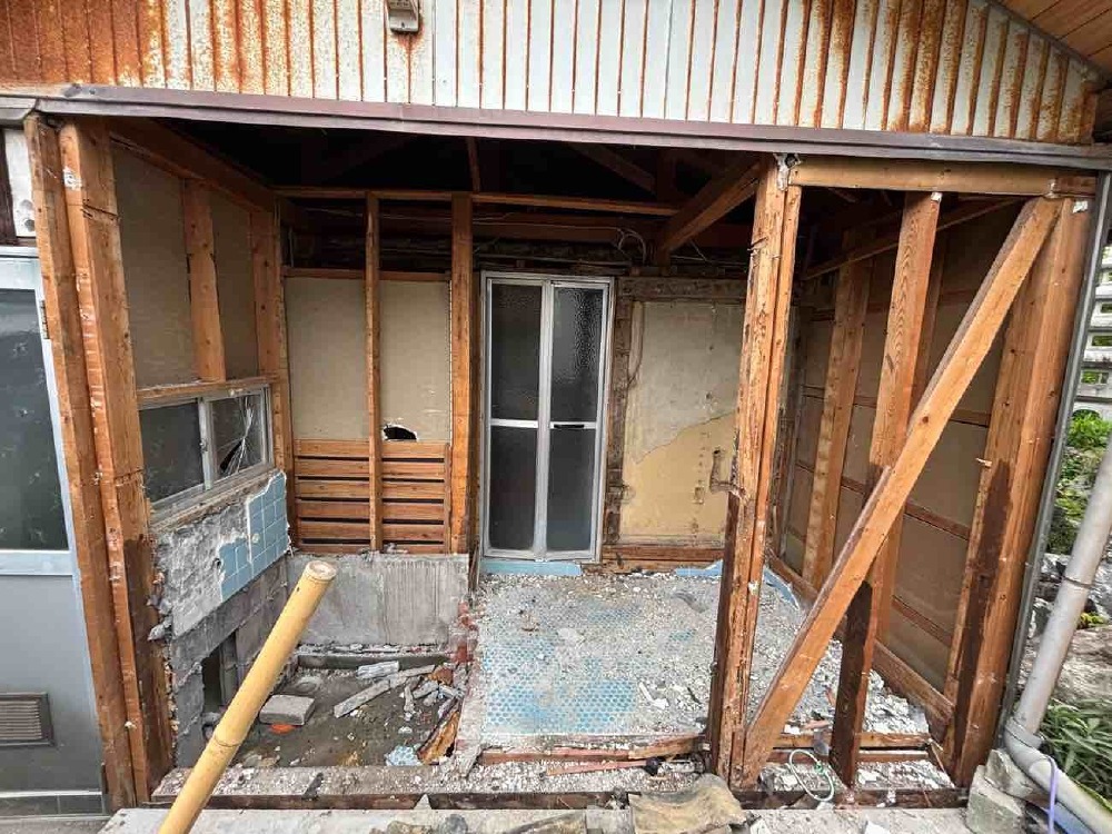 お風呂場解体途中
