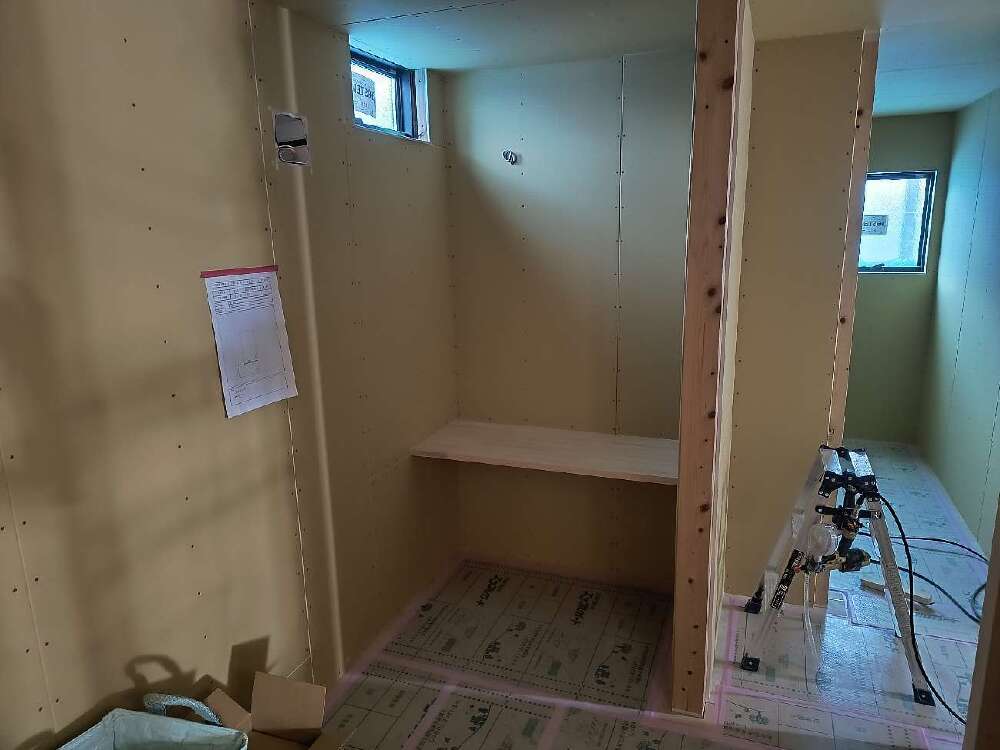 寝室デスク施工、ニッチ＆冷蔵庫置き場プラスターボード貼り