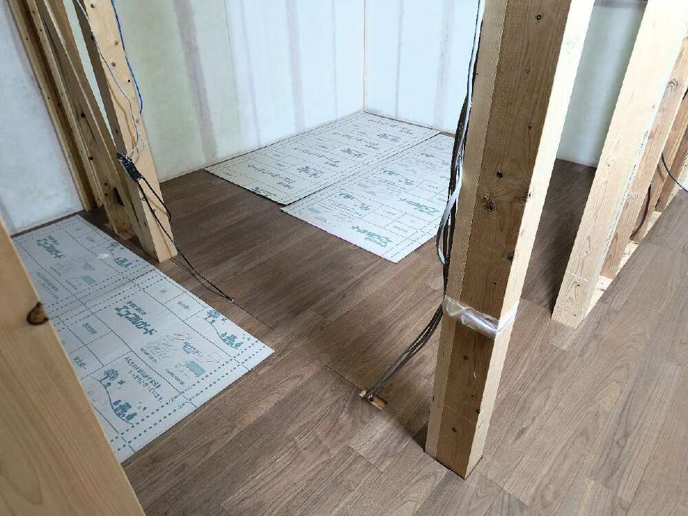 2階床フローリング施工中