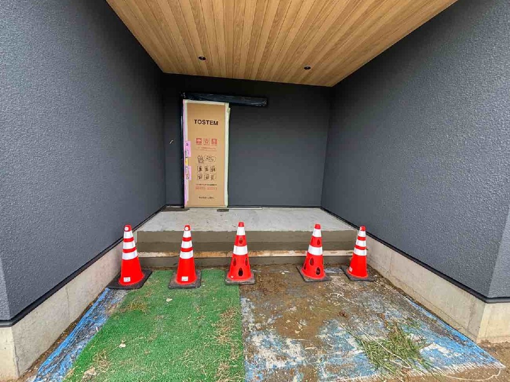 玄関モルタル仕上げ準備完了