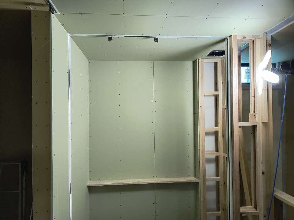 ドア枠、引戸レール取付け、トイレカウンター施工