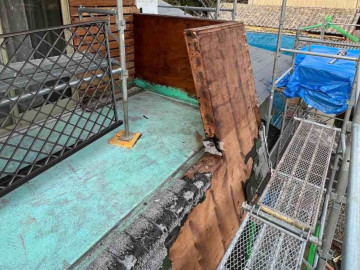 2階屋根材と外壁撤去