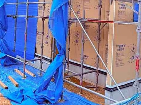 水切りシート　防蟻スプレー　床断熱　床剛床　の施工中です