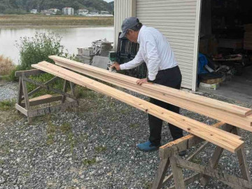 棚と堀の切り出しと面取り作業
