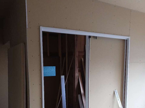壁ボード貼り進行中