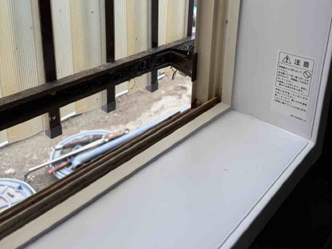 風呂サッシ窓枠ピースカバー材取り付け及びコーキング処理