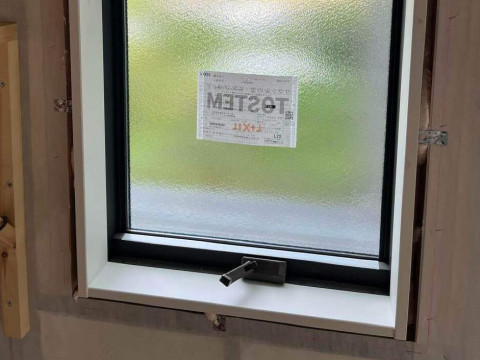 窓枠取り付け