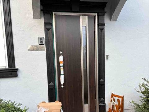 玄関カバーサッシ取り付け完了