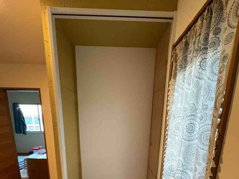 二階クローゼット及び棚柱