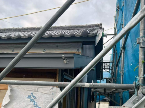 破風鼻隠し、屋根唐草施工