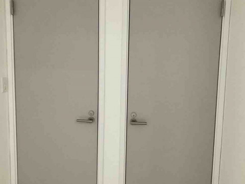 ロール網戸取り付け・ドアに錠の取付