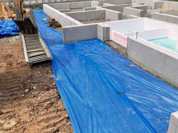基礎墨出し・基礎周り汚れ止め用 ブルーシート養生施工