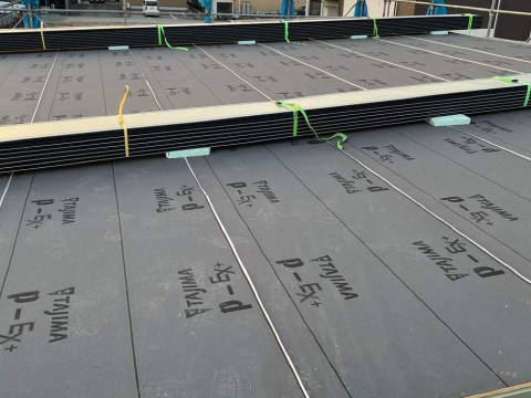 屋根葺き施工途中