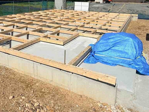 防蟻シート　基礎パッキン　土台の施工中