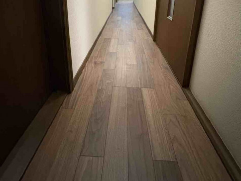 廊下床貼り