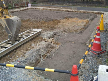 掘削、砕石基礎進行中