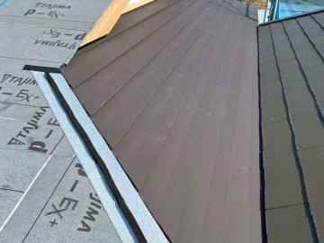 屋根葺き施工途中