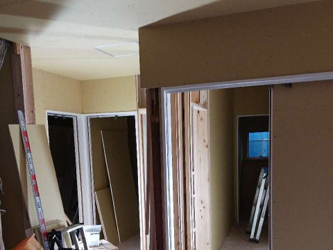 壁ボード貼り進行中