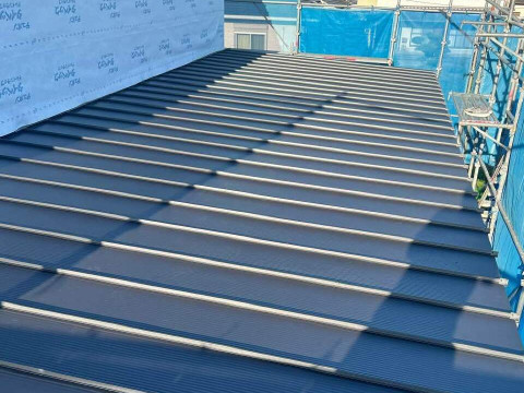 屋根葺き施工途中