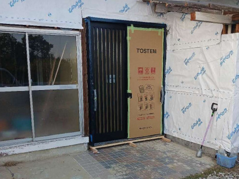 玄関サッシュ取り付け完了