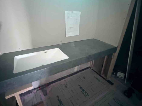 洗面台施工中