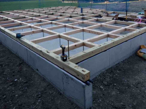 防蟻シート施工・土台据え・大引鋼製ツカ施工完了