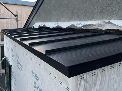 屋根葺き施工途中