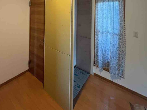 二階クローゼット及び棚柱