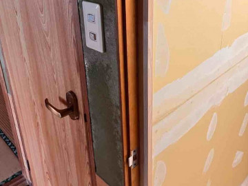 トイレ戸当たり見切り施工