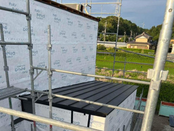屋根材荷上げ、下屋根葺き施工
