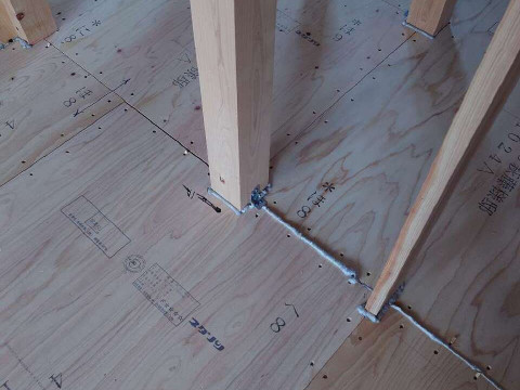 柱脚にウレタン注入