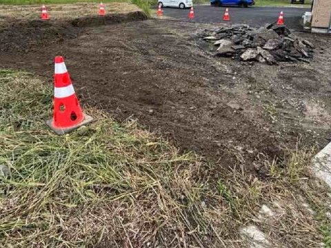 アスファルト取り壊し 残土掘削搬出途中