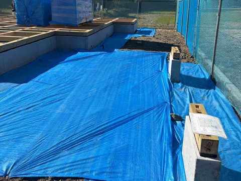 基礎周りブルーシート養生