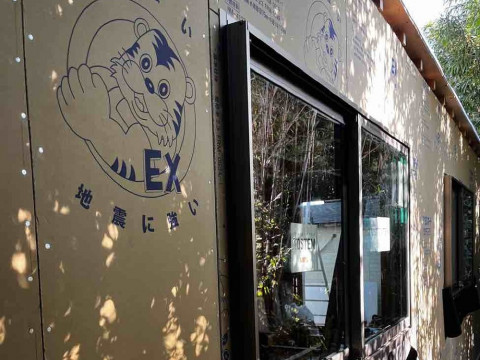 面材工事　サッシ水切り施工及び取り付け