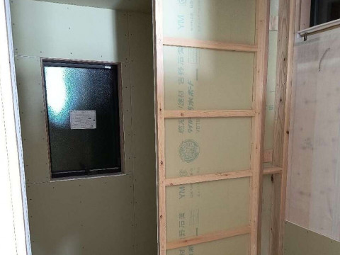 ハイドア枠施工中