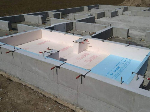 脱型、断熱材設置